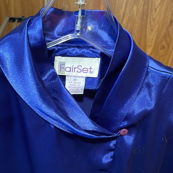 Ladies dressy long sleeved blouse - Picture 2 of 2